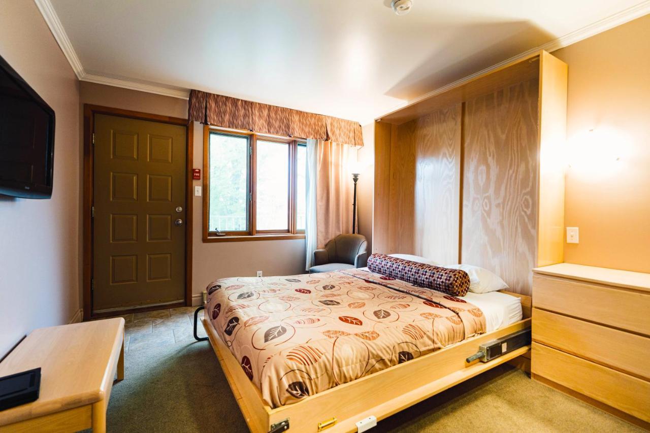 Auberge Harris Saint-Jean-sur-Richelieu ภายนอก รูปภาพ
