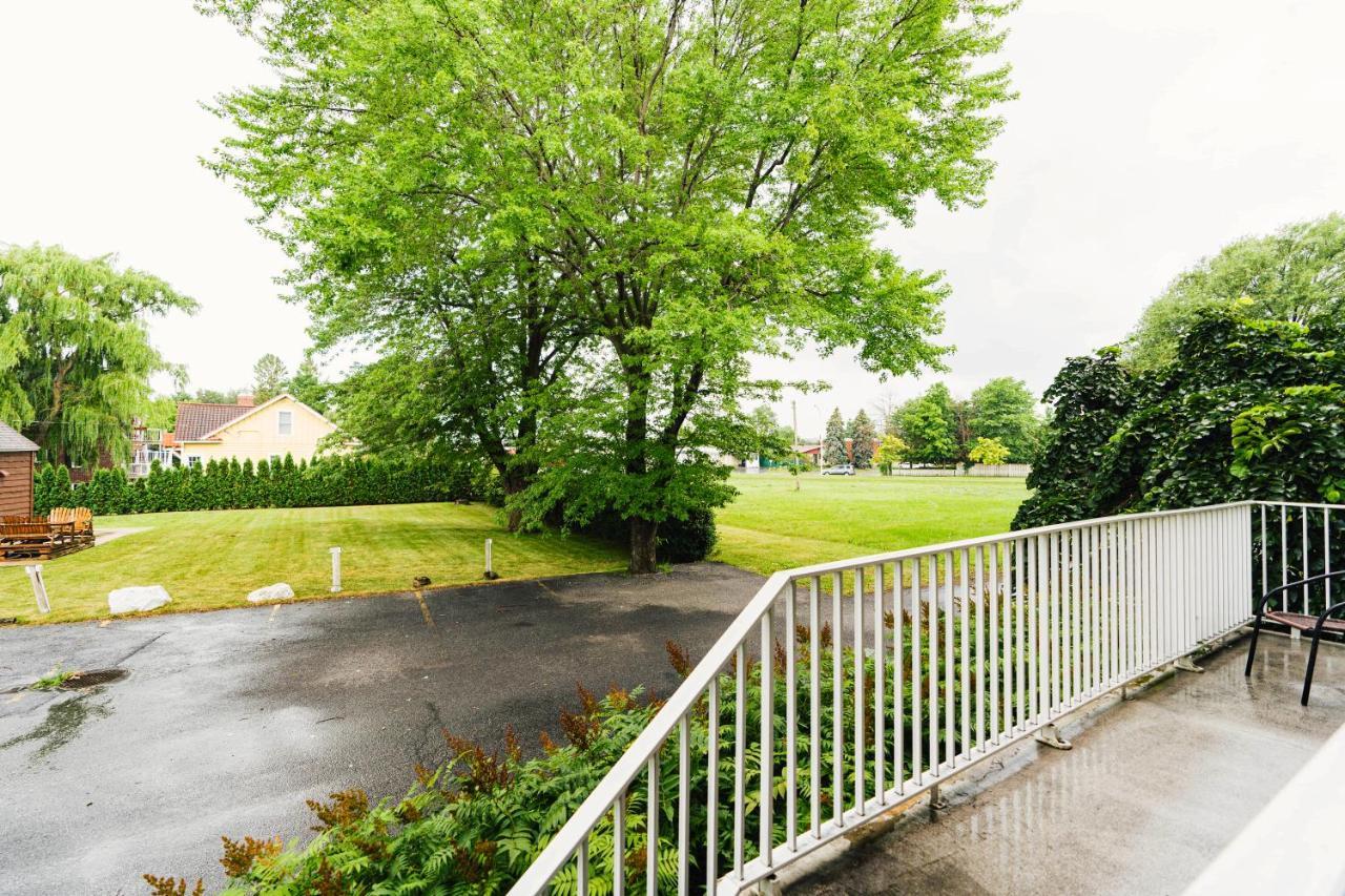 Auberge Harris Saint-Jean-sur-Richelieu ภายนอก รูปภาพ