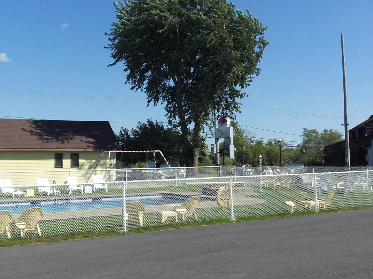 Auberge Harris Saint-Jean-sur-Richelieu ภายนอก รูปภาพ