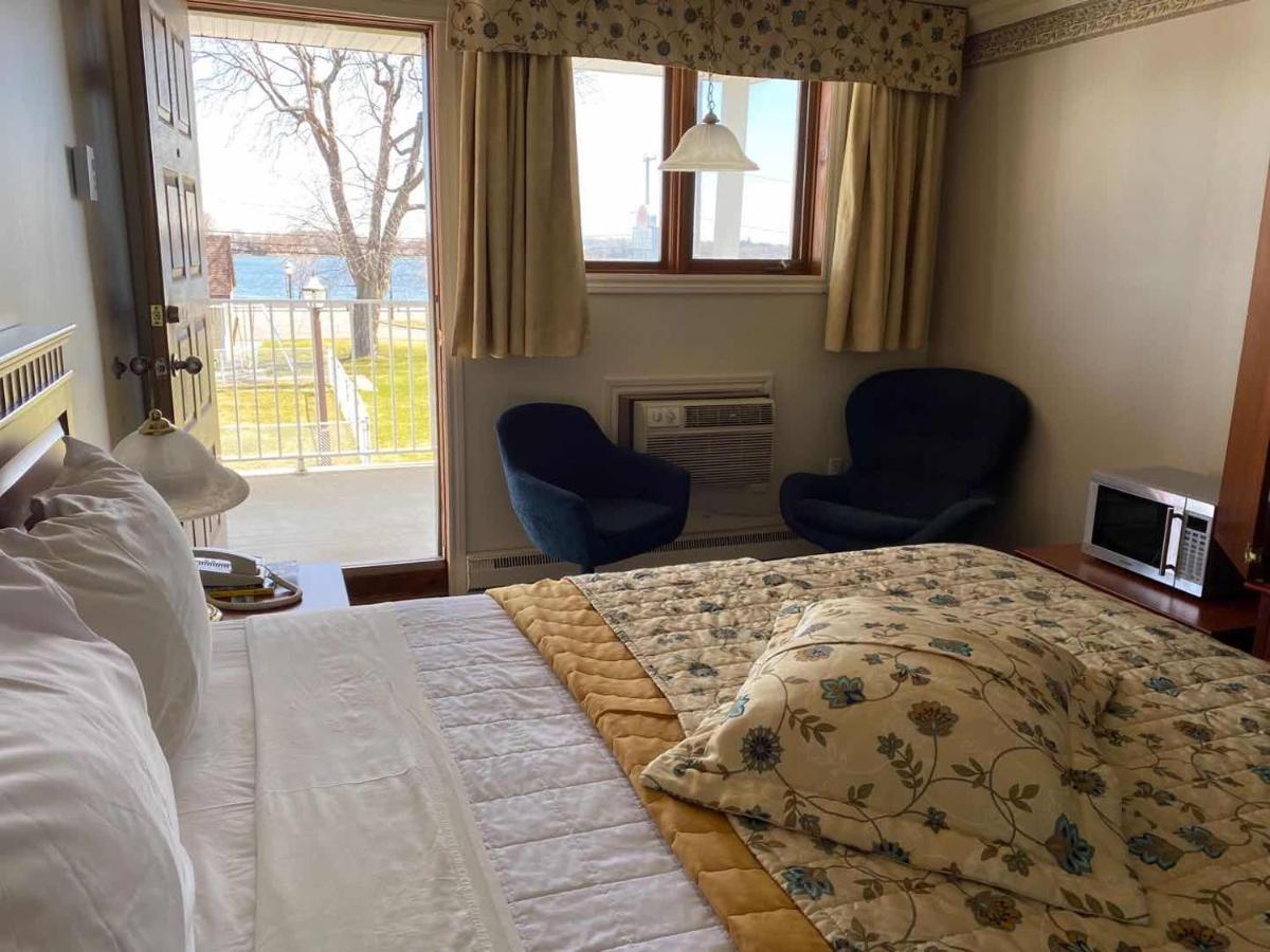 Auberge Harris Saint-Jean-sur-Richelieu ภายนอก รูปภาพ